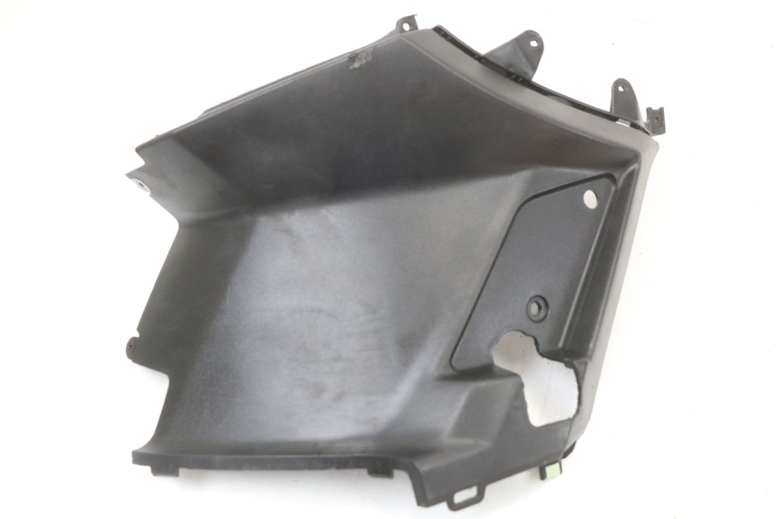 photo de TAMPA DEBAIXO DO ASSENTO ESQUERDO PEUGEOT KISBEE 4T 50 (2010 - 2017) - Detalhe da peça