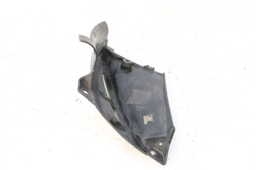 photo de TAMPA ESQUERDA SOB O ASSENTO PEUGEOT LUDIX BLASTER 50 (2006 - 2014) - Zoom do estado de desgaste