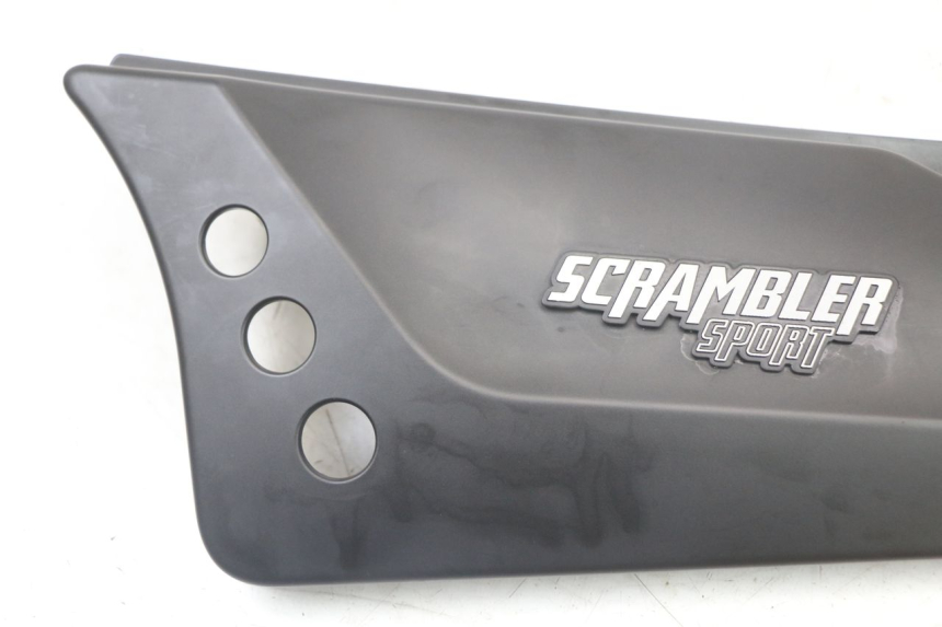 photo de TAMPA DEBAIXO DO ASSENTO ESQUERDO MASAI SCRAMBLER SPORT 125 (2021 - 2025) - Detalhe da peça