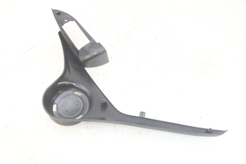 photo de TAMPA DEBAIXO DO ASSENTO ESQUERDO PIAGGIO MP3 HPE 300 (2019 - 2026) - Detalhe da peça