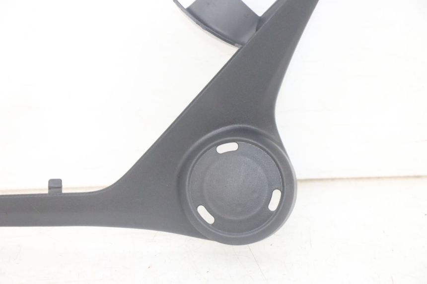 photo de TAMPA DEBAIXO DO ASSENTO ESQUERDO PIAGGIO MP3 HPE 300 (2019 - 2026) - Pontos de fixação