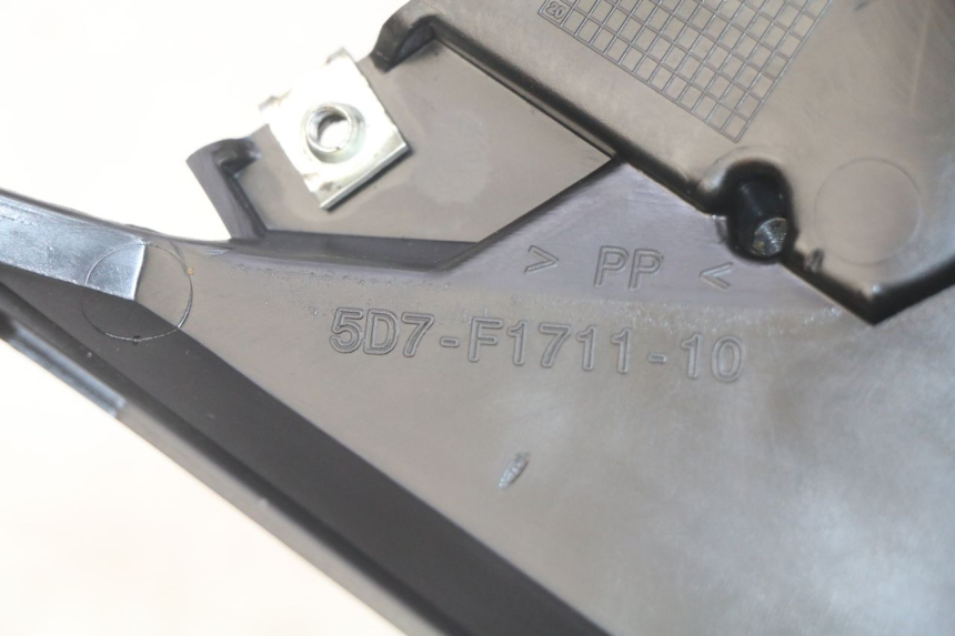 photo de TAMPA DEBAIXO DO BANCO ESQUERDO YAMAHA MT ABS 125 (2014 - 2018) - Detalhe da peça