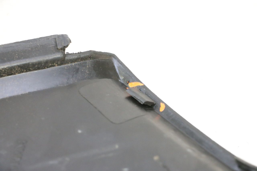 photo de TAMPA ESQUERDA SOB O ASSENTO KYMCO MXU R 250 (2004 - 2010) - Detalhe da peça
