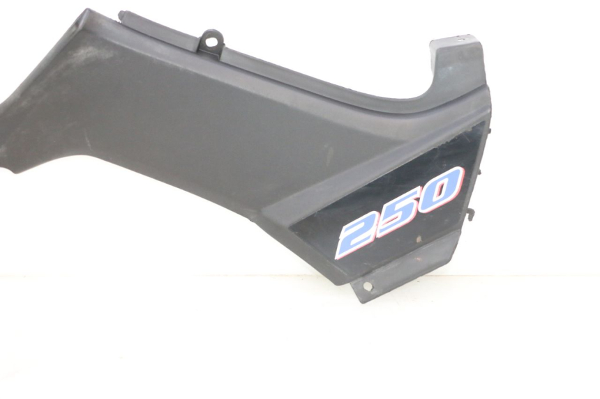 photo de TAMPA ESQUERDA SOB O ASSENTO KYMCO MXU R 250 (2004 - 2010) - Detalhes característicos