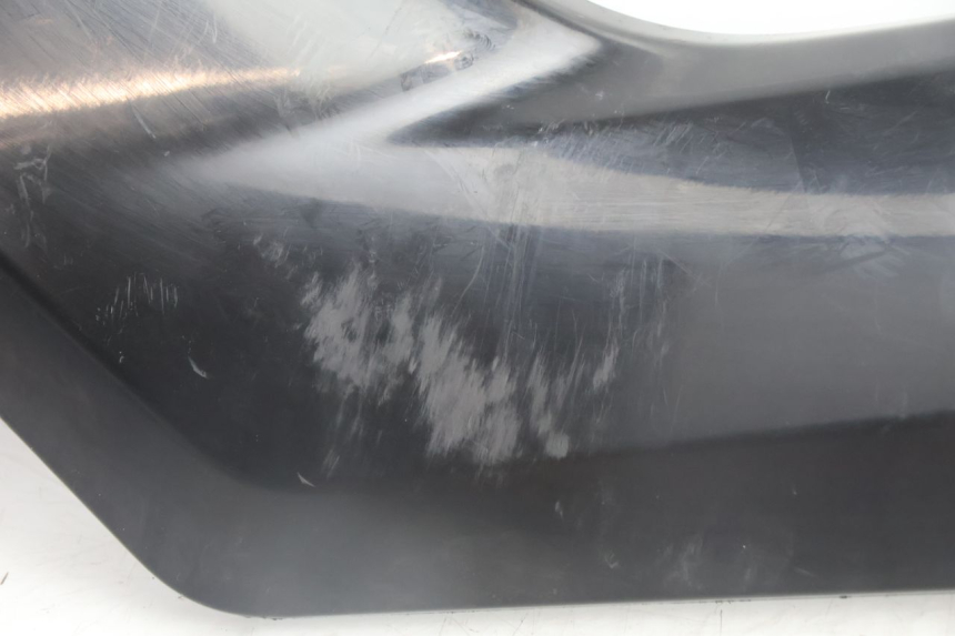 photo de TAMPA ESQUERDA SOB O ASSENTO YAMAHA N-MAX NMAX 125 (2021 - 2024) - Zoom do estado de desgaste