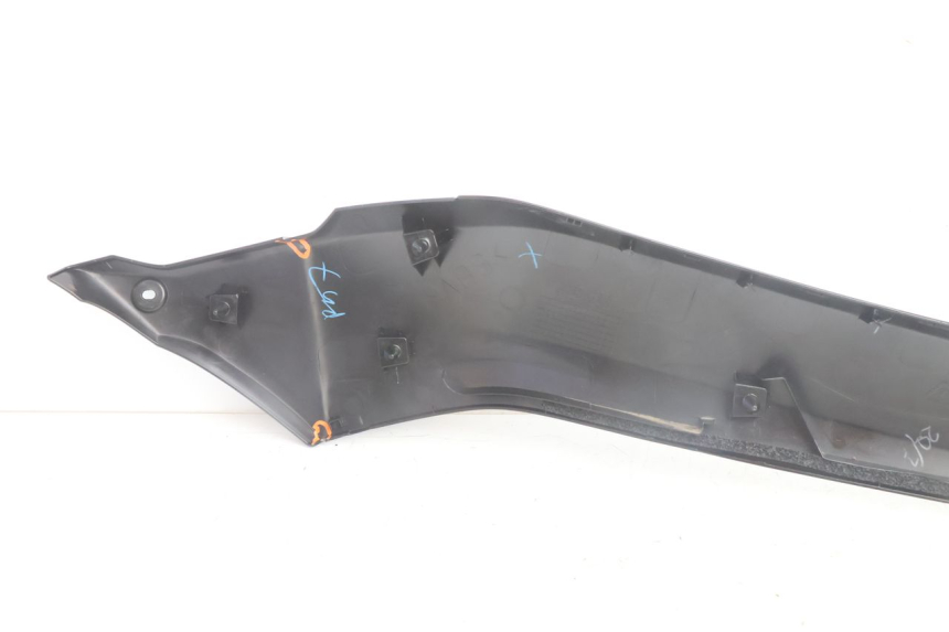 photo de TAMPA ESQUERDA SOB O ASSENTO YAMAHA N-MAX NMAX 125 (2021 - 2024) - Estado da superfície