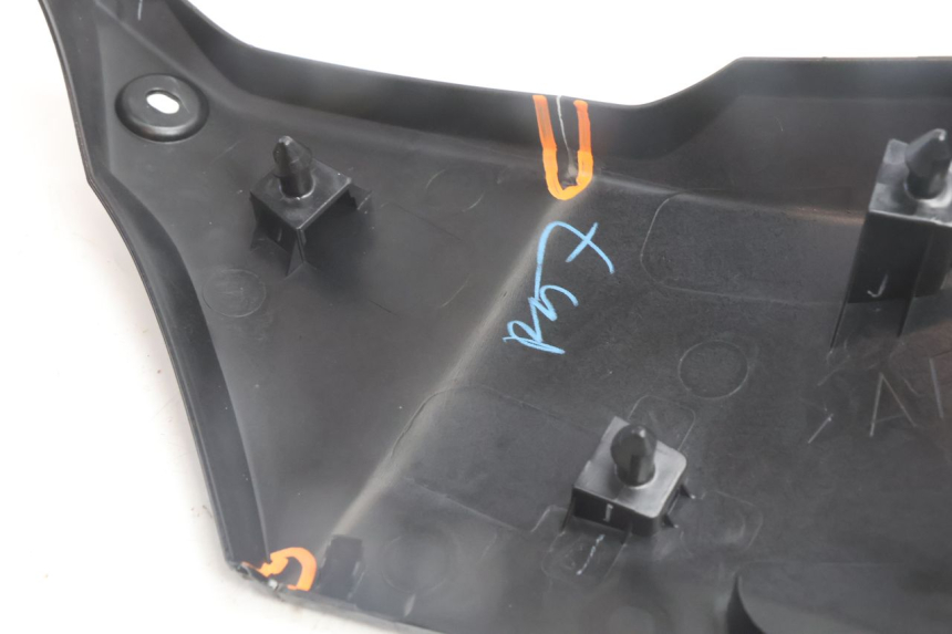 photo de TAMPA ESQUERDA SOB O ASSENTO YAMAHA N-MAX NMAX 125 (2021 - 2024) - Peça verificada