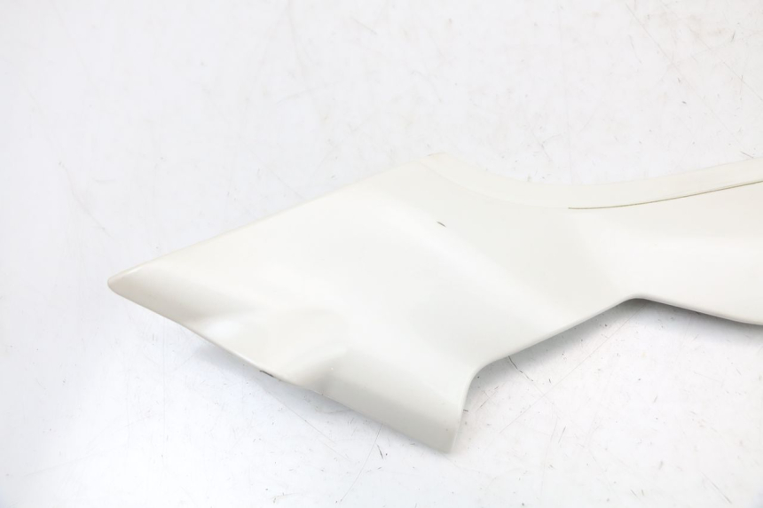 photo de TAMPA DEBAIXO DO BANCO ESQUERDO MOTO GUZZI NORGE 8V GT 1200 (2011 - 2016) - Detalhe da peça