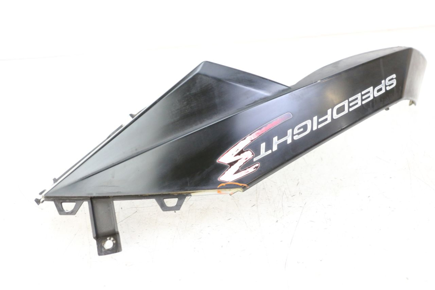 photo de TAMPA DEBAIXO DO BANCO ESQUERDO PEUGEOT SPEEDFIGHT 3 LC 2T 50 (2009 - 2015) - Detalhe da peça