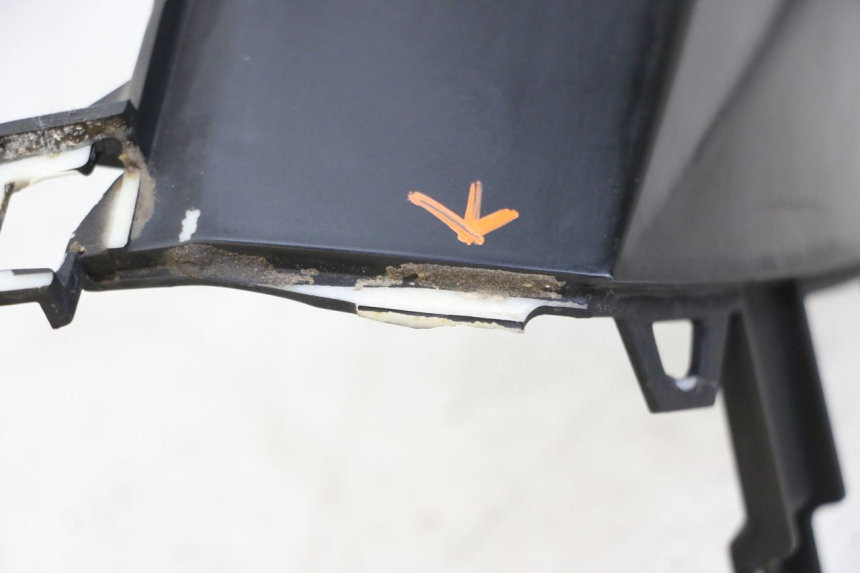 photo de TAMPA DEBAIXO DO BANCO ESQUERDO PEUGEOT SPEEDFIGHT 3 LC 2T 50 (2009 - 2015) - Zoom do estado de desgaste