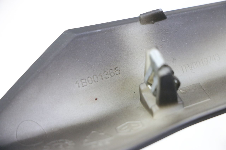 photo de TAMPA DEBAIXO DO ASSENTO ESQUERDO PIAGGIO LIBERTY IGET 4T 50 (2021 - 2025) - Detalhe da peça