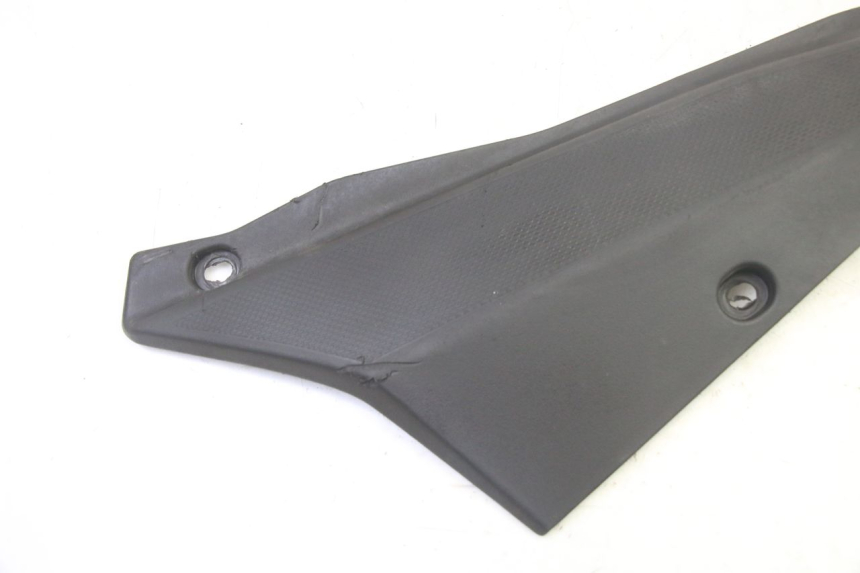 photo de TAMPA DEBAIXO DO ASSENTO ESQUERDO GILERA SMT SUPERMOTARD 50 (2009 - 2017) - Detalhe da peça