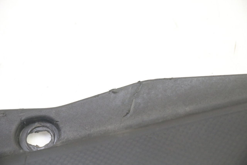 photo de TAMPA DEBAIXO DO ASSENTO ESQUERDO GILERA SMT SUPERMOTARD 50 (2009 - 2017) - Zoom do estado de desgaste