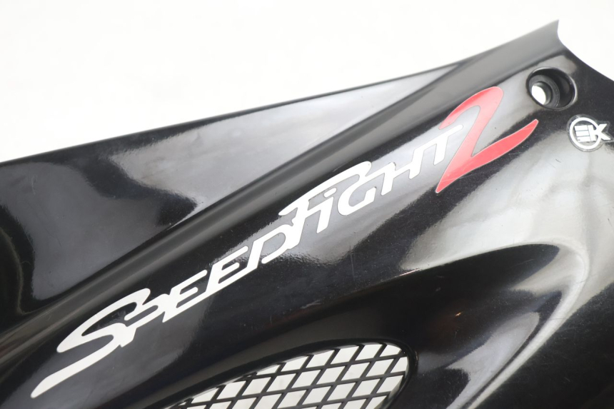 photo de TAMPA DEBAIXO DO ASSENTO ESQUERDO PEUGEOT SPEEDFIGHT 2 AC 50 (2000 - 2009) - Detalhe da peça