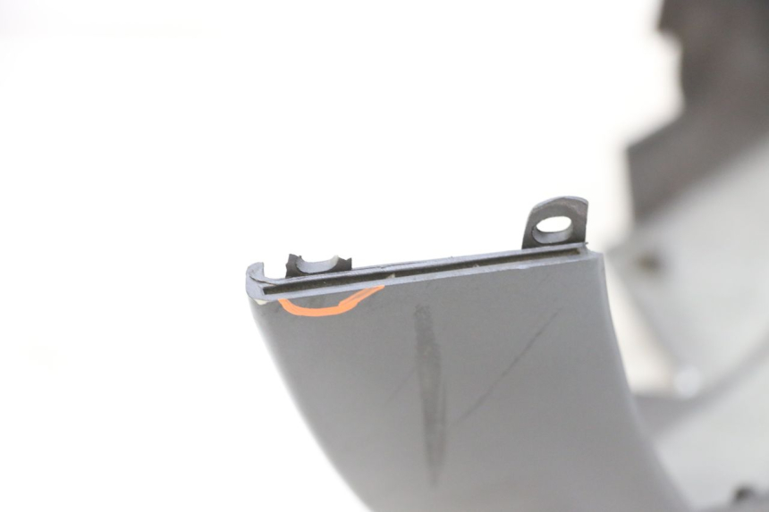 photo de TAMPA LATERAL ESQUERDA SOB O BANCO PEUGEOT SPEEDFIGHT 4 2T 50 (2015 - 2019) - Ampliação técnica