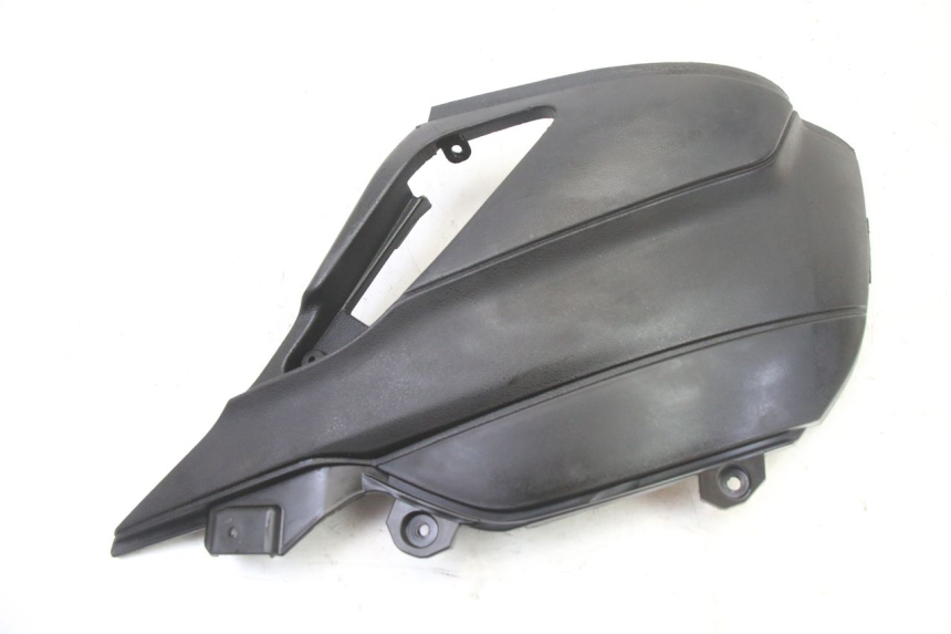 photo de TAMPA DEBAIXO DO ASSENTO ESQUERDO APRILIA SR 2T 50 (2018 - 2022) - Detalhe da peça