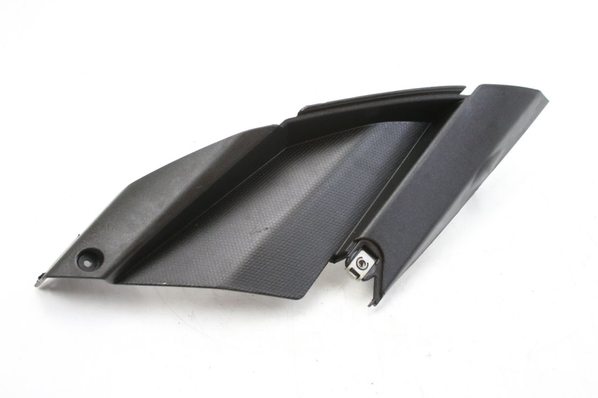 photo de TAMPA DEBAIXO DO BANCO ESQUERDO APRILIA SR R 2T LC 50 (2018 - 2021) - Detalhe da peça