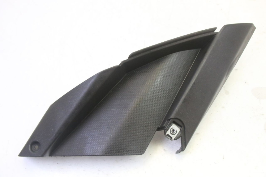 photo de TAMPA DEBAIXO DO BANCO ESQUERDO APRILIA SR R 2T LC 50 (2018 - 2021) - Detalhe da peça
