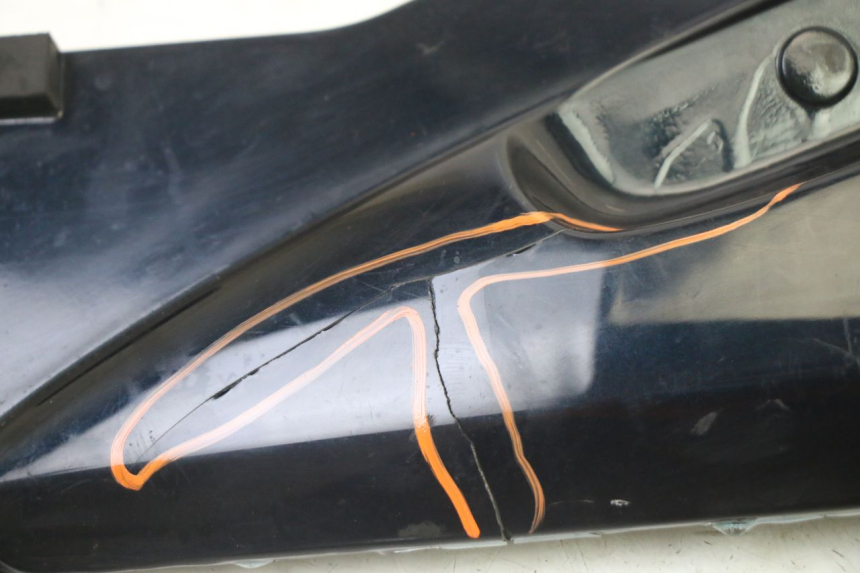photo de TAMPA DEBAIXO DO ASSENTO ESQUERDO HONDA ST PAN EUROPEAN 1300 (2002 - 2013) - Detalhe da peça