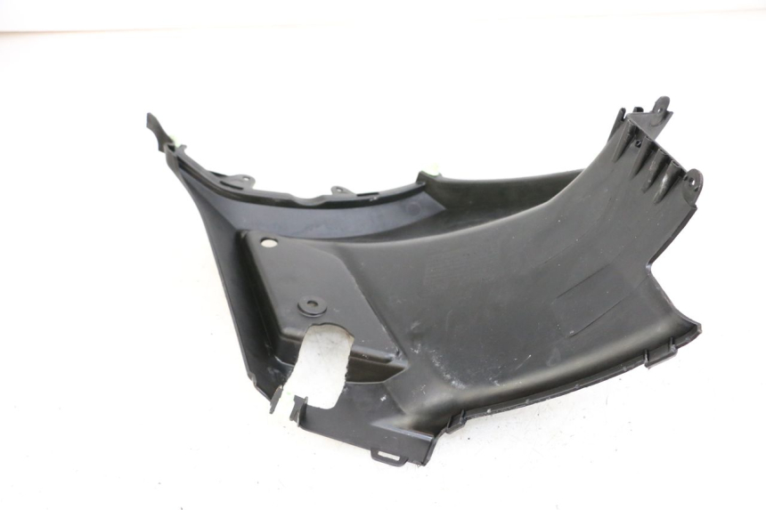 photo de TAMPA DEBAIXO DO BANCO ESQUERDO PEUGEOT STREETZONE 2T 50 (2014 - 2019) - Detalhe da peça