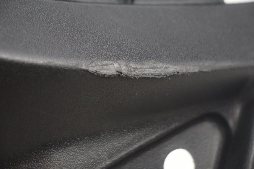 photo de TAMPA ESQUERDA SOB O ASSENTO PEUGEOT STREETZONE NAKED 2T 50 (2014 - 2018) - Detalhe da peça