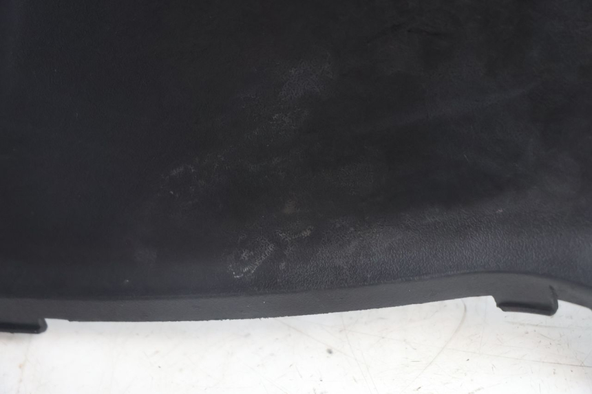photo de TAMPA ESQUERDA SOB O ASSENTO PEUGEOT STREETZONE NAKED 2T 50 (2014 - 2018) - Zoom do estado de desgaste