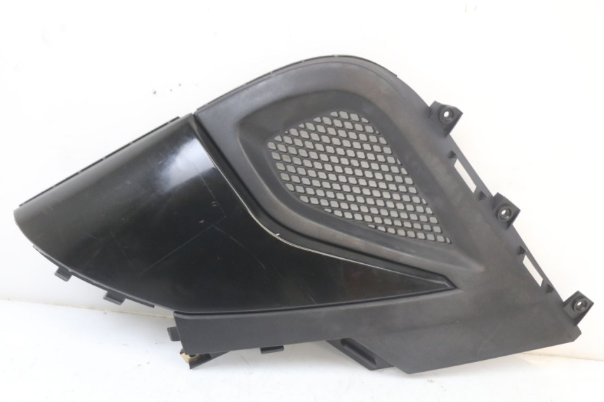 photo de TAMPA DEBAIXO DO BANCO ESQUERDO KYMCO SUPER 8 125 (2008 - 2015) - Detalhe da peça
