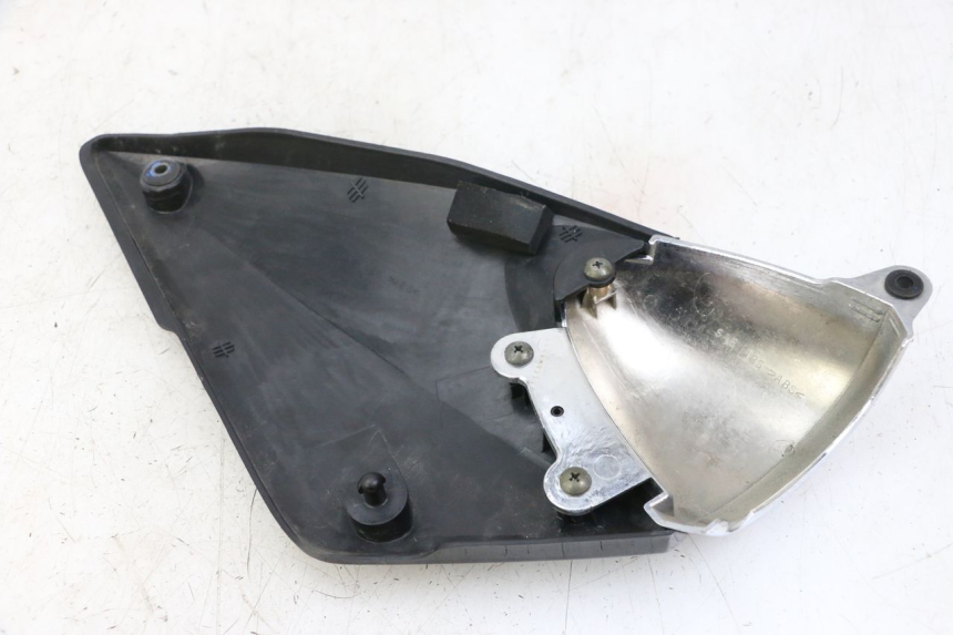 photo de TAMPA LATERAL ESQUERDA SOB O BANCO SUZUKI GSF S BANDIT 600 (2000 - 2004) - Detalhe da peça