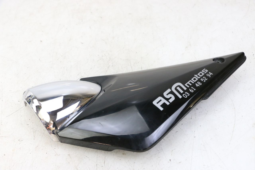 photo de TAMPA LATERAL ESQUERDA SOB O BANCO SUZUKI GSF S BANDIT 600 (2000 - 2004) - Outro ângulo de visão