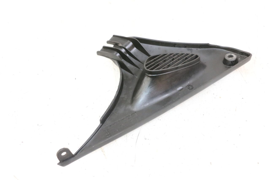 photo de TAMPA DEBAIXO DO ASSENTO ESQUERDO SUZUKI SV S 650 (1999 - 2002) - Detalhe da peça