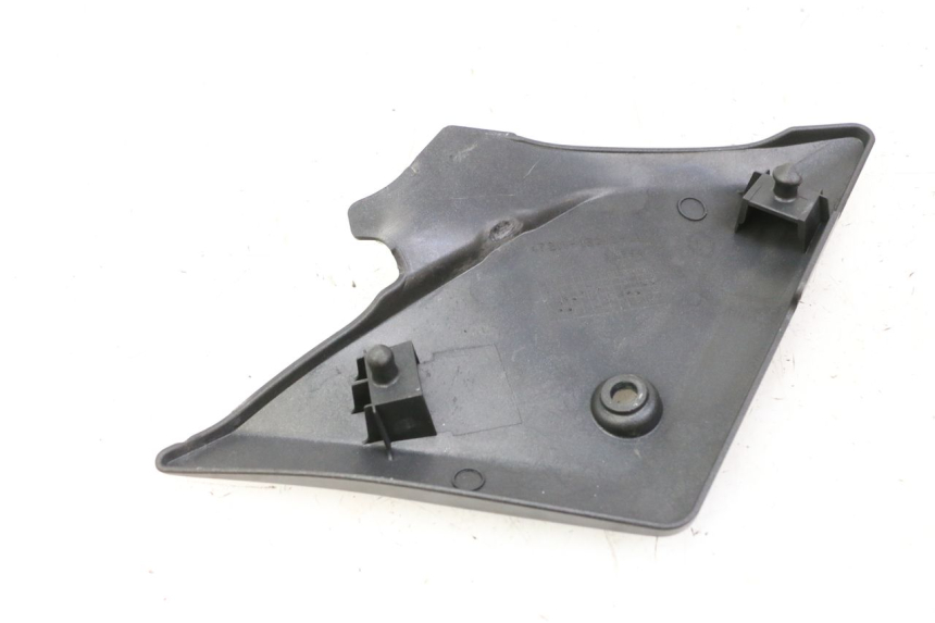 photo de TAMPA DEBAIXO DO BANCO ESQUERDO SUZUKI SV S 650 (2003 - 2009) - Detalhe da peça