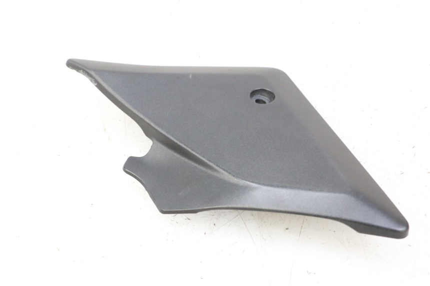 photo de TAMPA DEBAIXO DO BANCO ESQUERDO SUZUKI SV S 650 (2003 - 2009) - Ampliação técnica