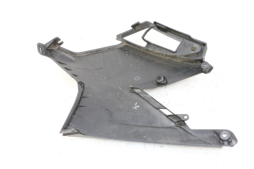 photo de TAMPA DEBAIXO DO BANCO ESQUERDO APRILIA SXR 50 (2021 - 2023) - Detalhe da peça