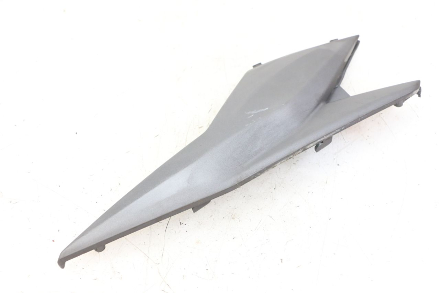 photo de TAMPA DEBAIXO DO ASSENTO ESQUERDO SYM JET 14 4T 50 (2018 - 2022) - Outro ângulo de visão