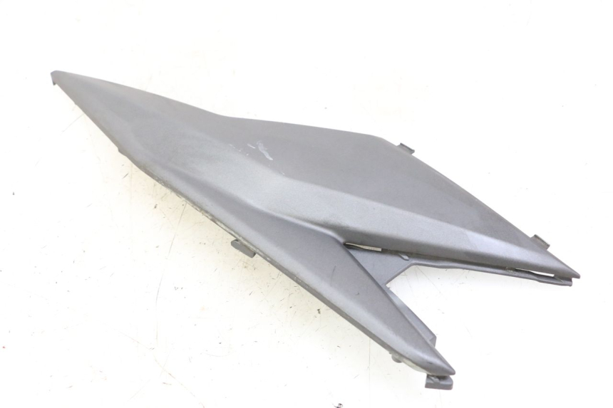 photo de TAMPA DEBAIXO DO ASSENTO ESQUERDO SYM JET 14 4T 50 (2018 - 2022) - Ampliação técnica