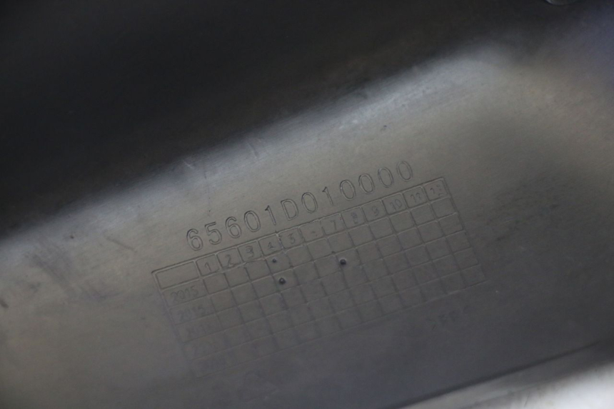 photo de TAMPA DEBAIXO DO BANCO ESQUERDO KSR TR SM 50 (2015 - 2018) - Ampliação técnica