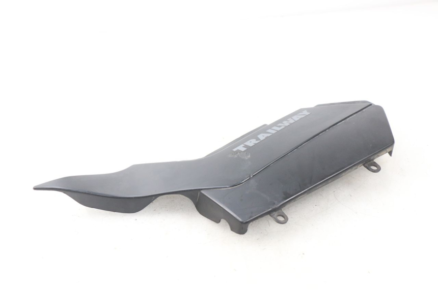 photo de TAMPA DEBAIXO DO ASSENTO ESQUERDO YAMAHA TW 125 (1998 - 2002) - Outro ângulo de visão