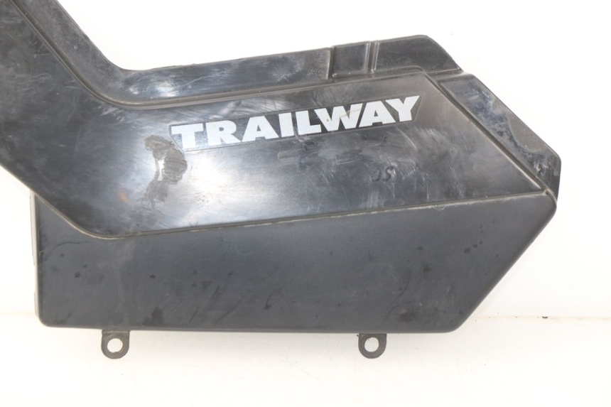 photo de TAMPA DEBAIXO DO ASSENTO ESQUERDO YAMAHA TW 125 (1998 - 2002) - Ampliação técnica