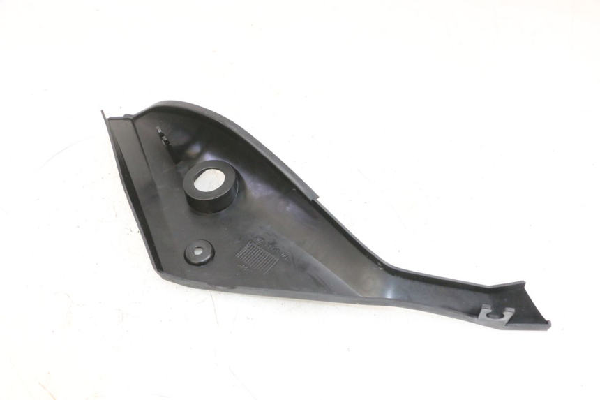 photo de TAMPA DEBAIXO DO BANCO ESQUERDO YAMAHA TZR 50 (2008 - 2016) - Detalhe da peça