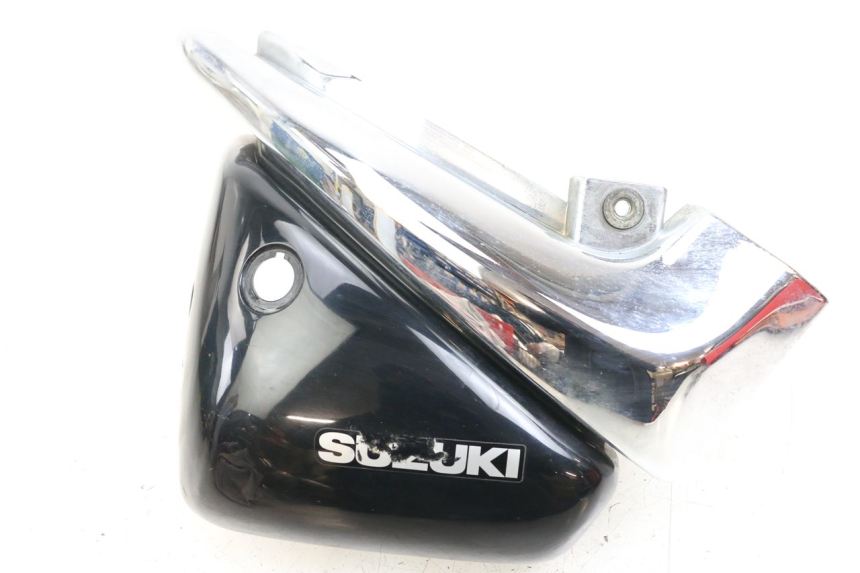 photo de TAMPA DEBAIXO DO BANCO ESQUERDO SUZUKI VL INTRUDER 125 (2004 - 2007) - Vista principal