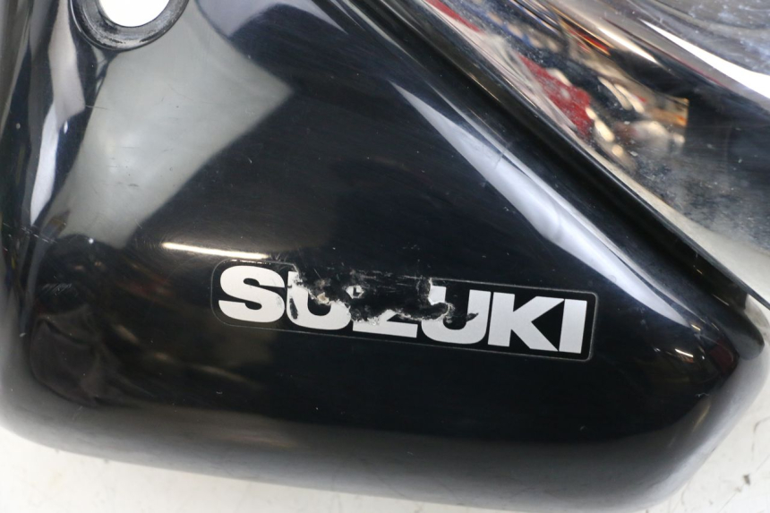 photo de TAMPA DEBAIXO DO BANCO ESQUERDO SUZUKI VL INTRUDER 125 (2004 - 2007) - Vista do produto