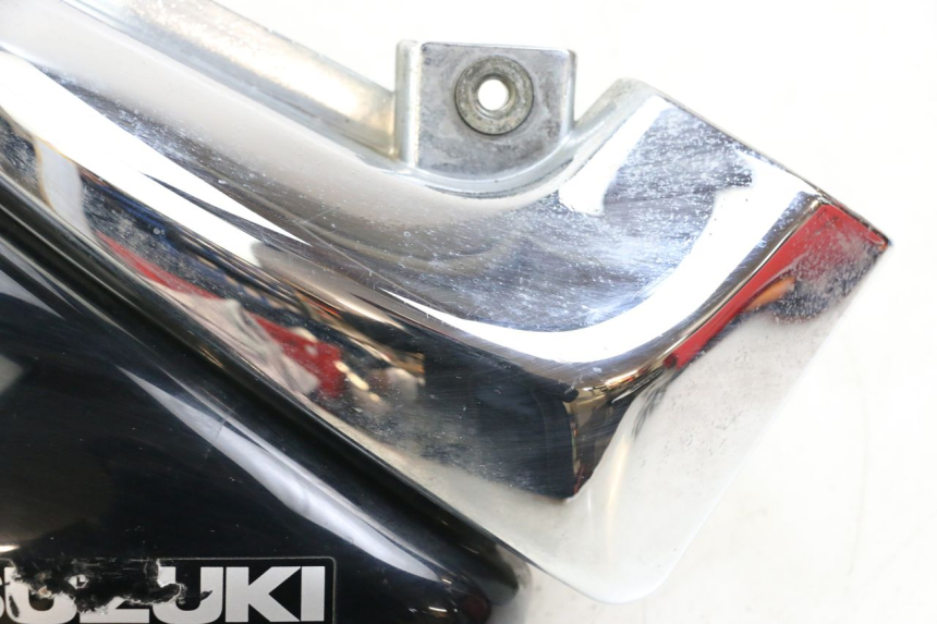 photo de TAMPA DEBAIXO DO BANCO ESQUERDO SUZUKI VL INTRUDER 125 (2004 - 2007) - Detalhes característicos
