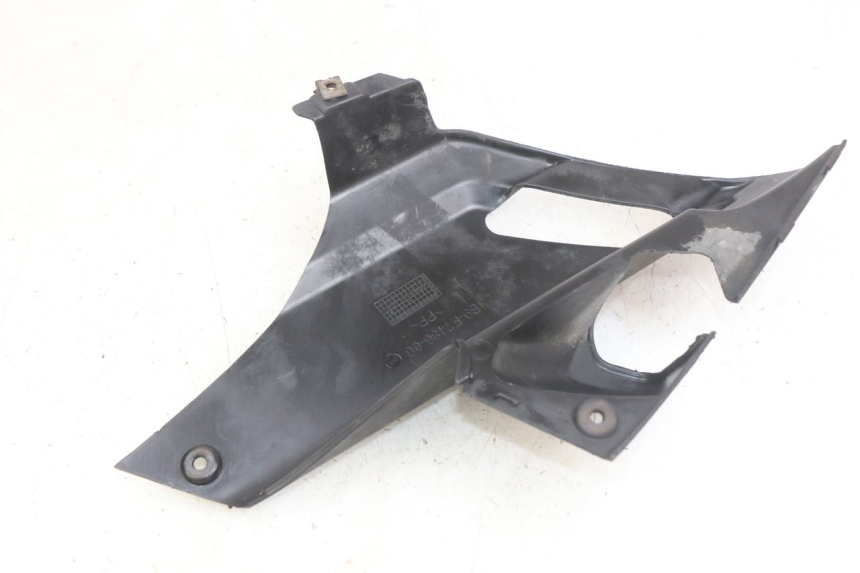 photo de TAMPA DEBAIXO DO BANCO ESQUERDO YAMAHA X-MAX XMAX 250 (2006 - 2009) - Detalhe da peça