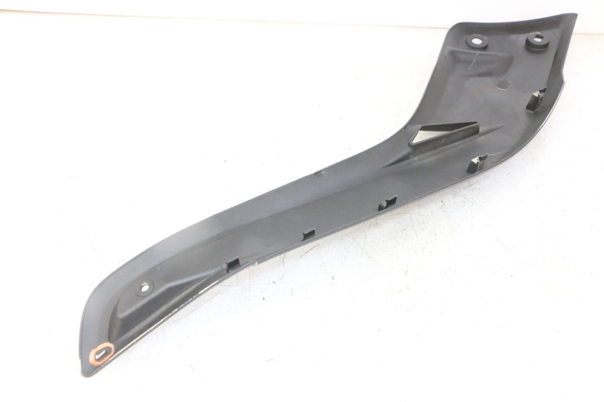 photo de TAMPA DEBAIXO DO BANCO ESQUERDO YAMAHA X-MAX XMAX 125 (2010 - 2013) - Detalhe da peça