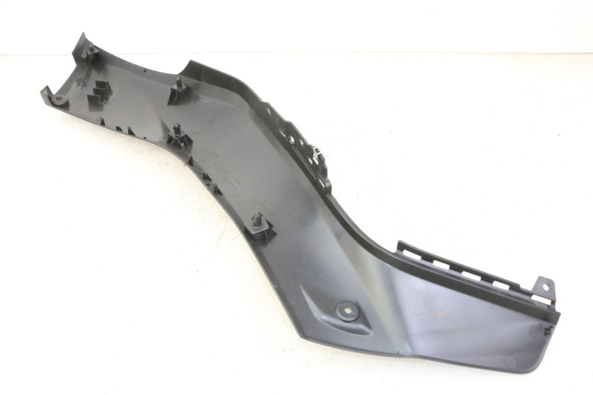 photo de TAMPA DEBAIXO DO BANCO ESQUERDO YAMAHA XMAX X-MAX 125 (2021 - 2025) - Detalhe da peça