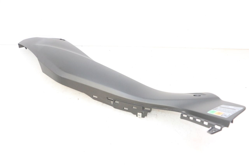 photo de TAMPA DEBAIXO DO BANCO ESQUERDO YAMAHA XMAX X-MAX 125 (2021 - 2025) - Marcações e referências