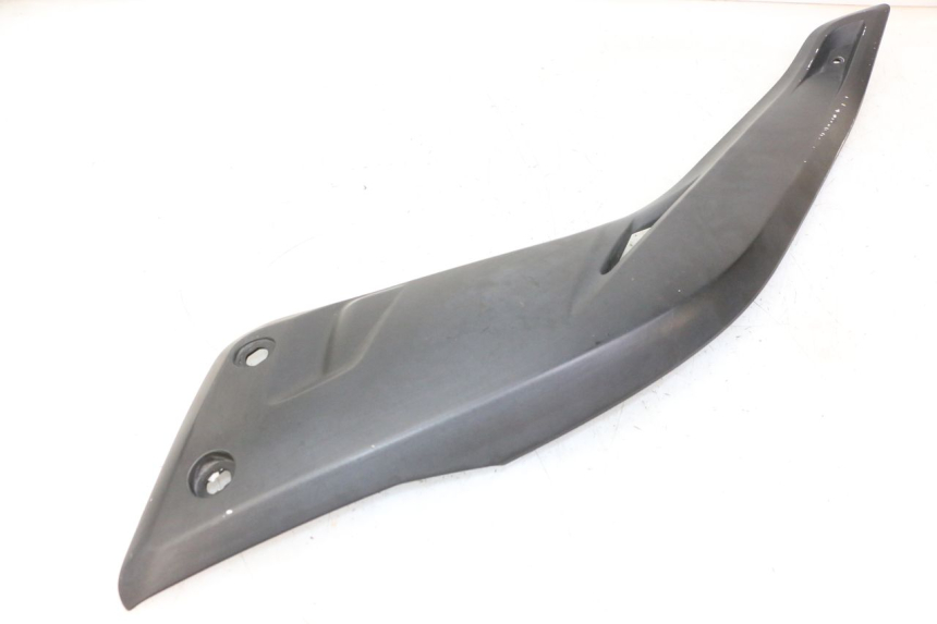 photo de TAMPA DEBAIXO DO BANCO ESQUERDO YAMAHA X-MAX XMAX 125 (2010 - 2013) - Detalhe da peça