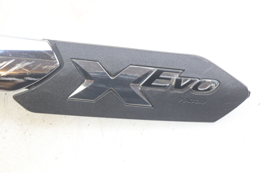 photo de TAMPA DEBAIXO DO BANCO ESQUERDO PIAGGIO XEVO - X EVO 125 (2007 - 2017) - Pontos de fixação