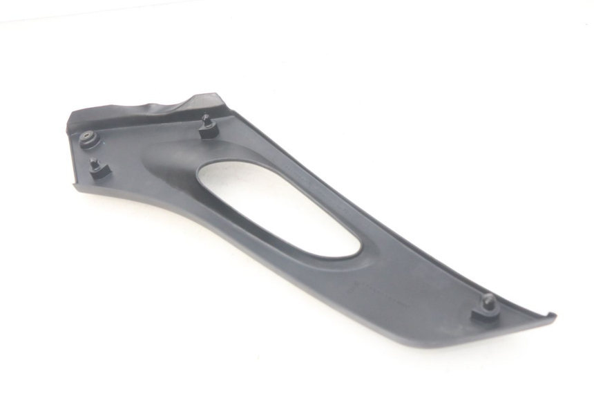 photo de TAMPA DEBAIXO DO BANCO ESQUERDO SUZUKI XF FREEWIND 650 (1997 - 2003) - Detalhe da peça