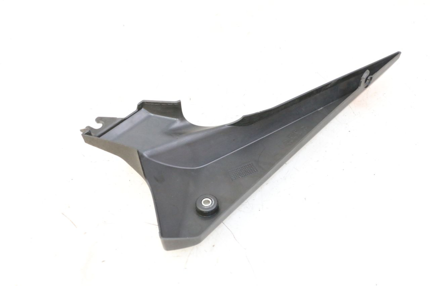 photo de TAMPA DEBAIXO DO BANCO ESQUERDO YAMAHA XJ6 ABS 600 (2008 - 2016) - Detalhe da peça